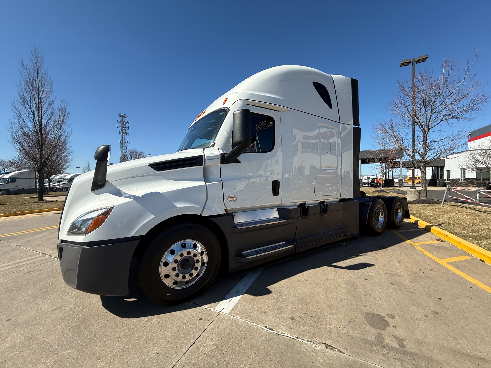 2023 FREIGHTLINER CASCADIA PT126S - image 2 of 6