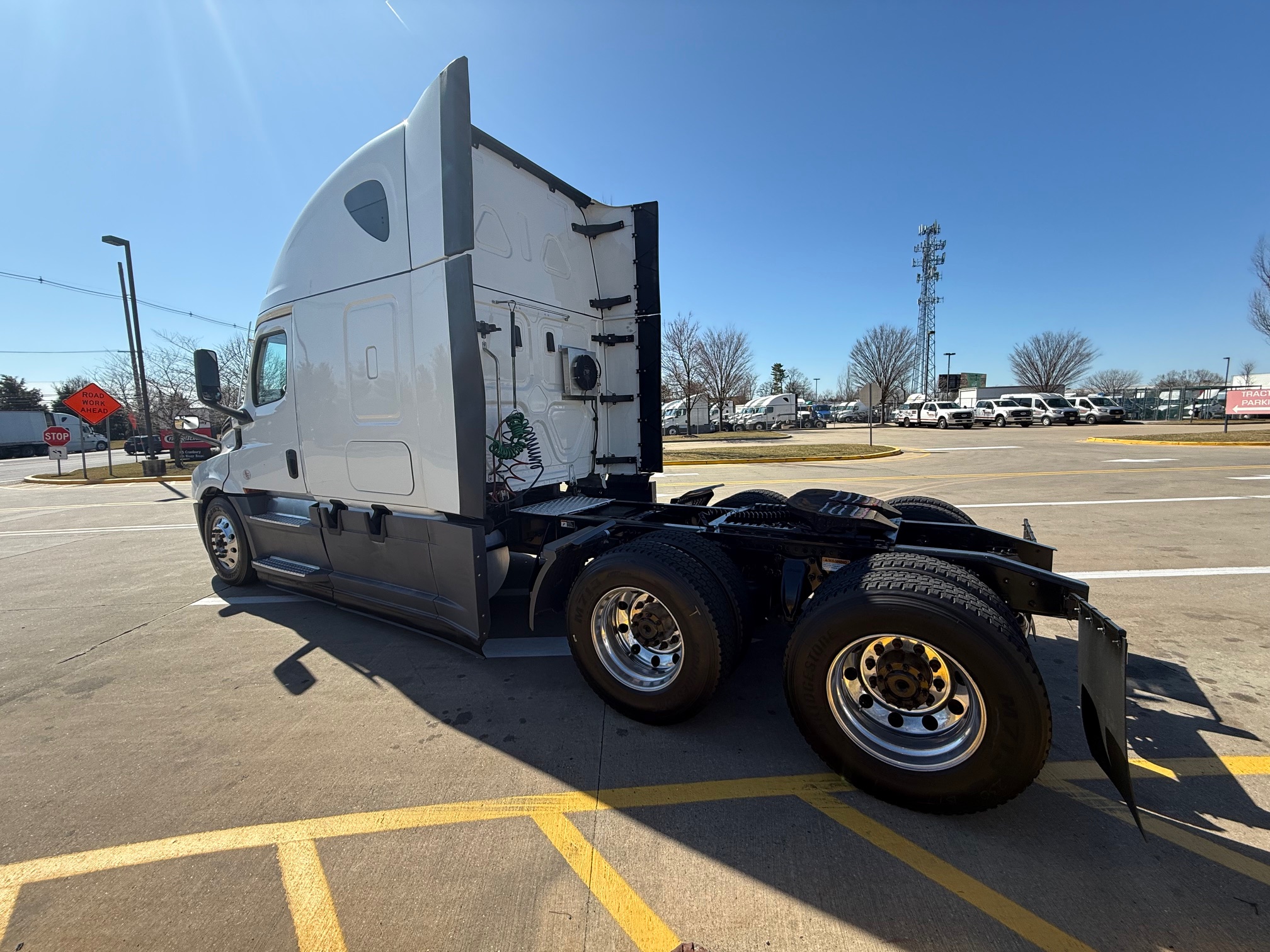 2023 FREIGHTLINER CASCADIA PT126S - image 4 of 6